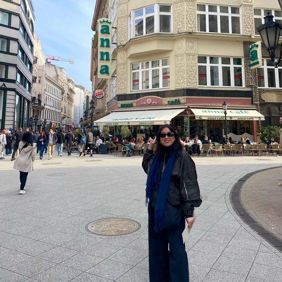 Meet your Posher, Anna - Picture 3 of 6